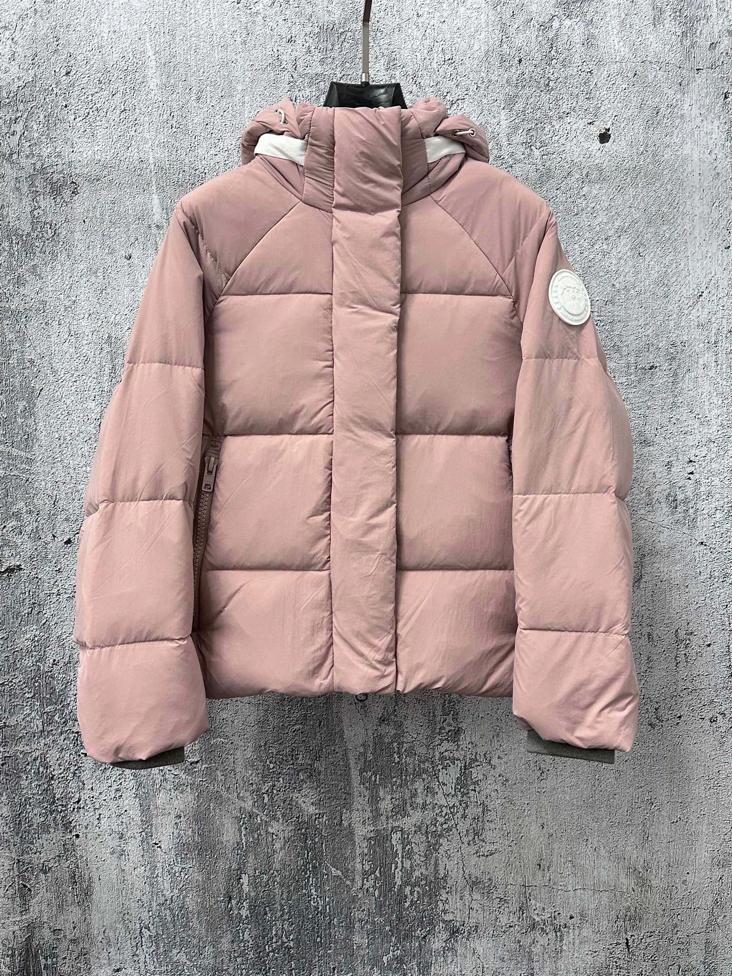 P740 【𝗖𝗔𝗡𝗔𝗗𝗔 𝗚𝗢𝗢𝗦𝗘】Capsule Series Macaron White Label Fabric: Made of soft EnduraLuxe fabric imported from DuPont, CORDURA, USA, which enhances the durability of easy-to-wear parts, is lightweight and durable; the liner is made of 400T anti-velvet gallbladder, which is comfortable, soft and non-velvet. : Equipped with a detachable hood, which can be adjusted in two directions, and is also filled with down, which brings greater softness and wrapping around the head and neck, and is full of warmth. This parka features white trim on the back and sides, and the hardware locks are all original and custom-made to match the muted fabric color. Goose label: The official website’s new series of silicone material labels, non-embroidery labels. Length: Fit hip-length. Size: XS-L